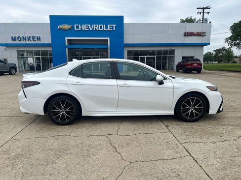 Used 2024 Toyota Camry SE FWD image 2