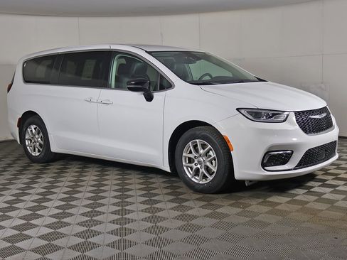 Used 2024 Chrysler Pacifica Touring-L image 2