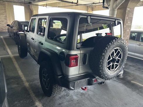 Used 2024 Jeep Wrangler Unlimited Rubicon AWD/4WD image 2