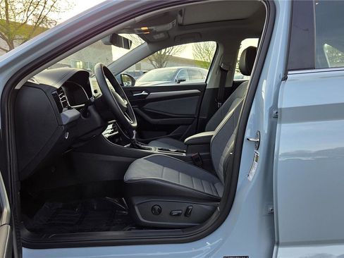 Used 2025 Volkswagen Jetta SE w/ Sunroof Package FWD image 12