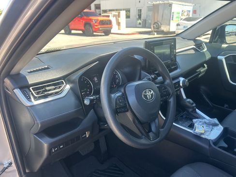 Used 2021 Toyota RAV4 XLE w/ Convenience Package image 6