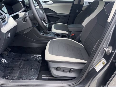Used 2025 Volkswagen Taos SE w/ Panoramic Sunroof Package FWD image 20