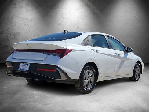 New 2025 Hyundai Elantra SE image 3