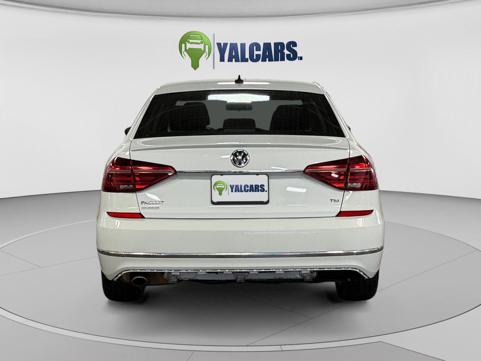 Used 2017 Volkswagen Passat 1.8T R-Line w/ R-Line Lighting Package FWD image 4