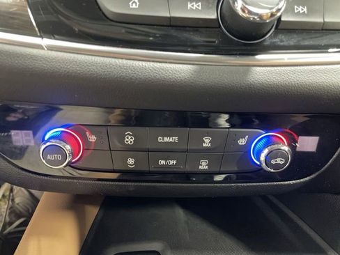 Used 2018 Buick Enclave Essence image 19