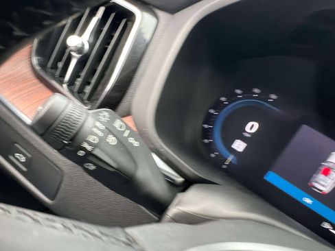 Used 2023 Volvo XC60 B5 Plus image 28