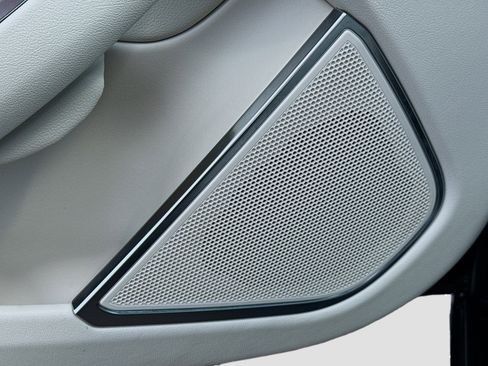 Used 2023 Jaguar XF SE image 23