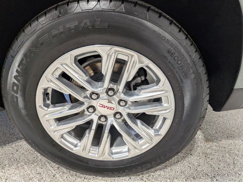 Used 2024 GMC Yukon SLT w/ SLT Luxury Package image 12