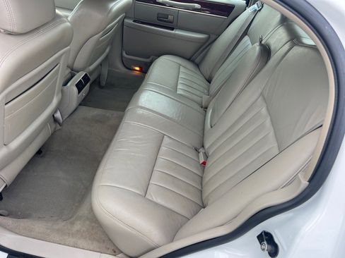 Used 2003 Lincoln Town Car Signature RWD image 15