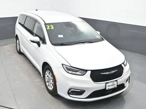 Used 2023 Chrysler Pacifica Touring-L FWD image 16