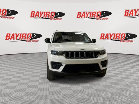 Used 2024 Jeep Grand Cherokee Laredo image 3
