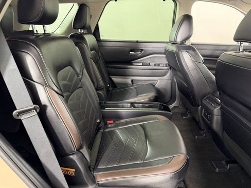 Used 2024 Nissan Pathfinder Platinum image 31