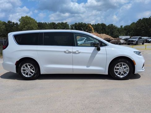Used 2024 Chrysler Pacifica Touring-L FWD image 3