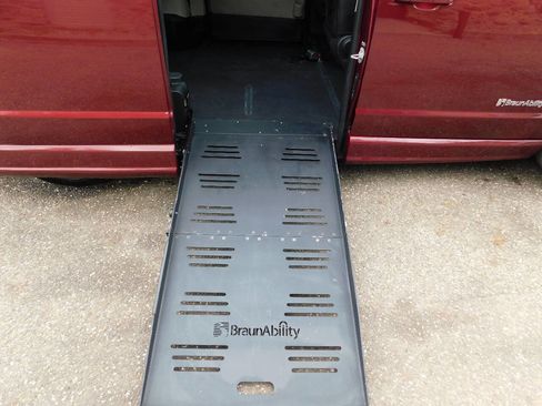 Used 2018 Dodge Grand Caravan SXT image 4