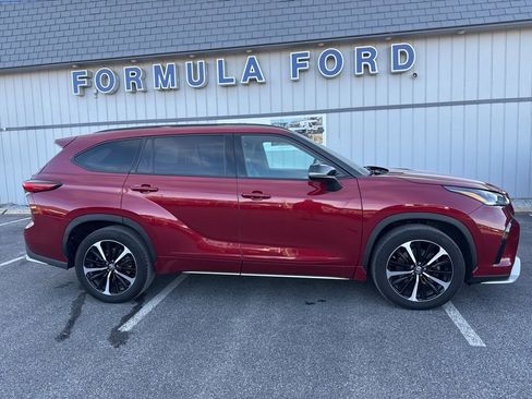 Used 2021 Toyota Highlander XSE image 2