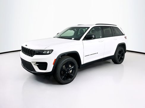 Used 2023 Jeep Grand Cherokee Altitude image 3