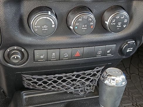Used 2014 Jeep Wrangler Unlimited Rubicon AWD/4WD image 28