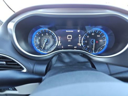 Used 2024 Chrysler Pacifica Touring-L image 16