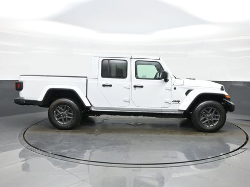 New 2026 Jeep Gladiator Sport image 7