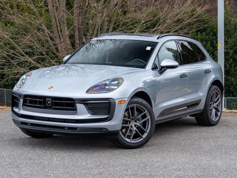 Certified 2025 Porsche Macan image 1