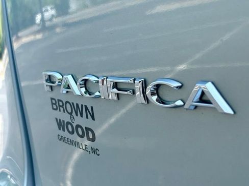 Used 2024 Chrysler Pacifica Touring-L FWD image 16