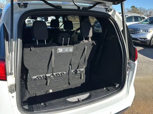 Used 2020 Chrysler Pacifica Touring w/ S Appearance Package FWD image 14