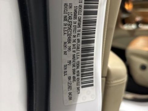 Used 2014 Jeep Grand Cherokee Limited w/ Luxury Group II image 39