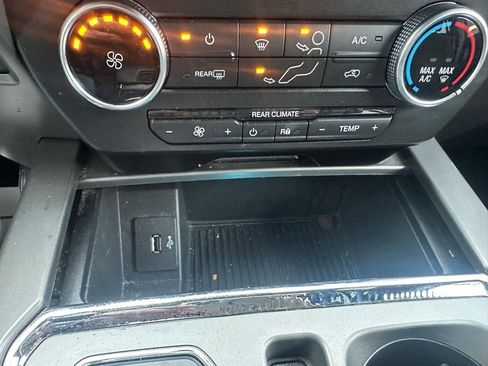 Used 2018 Ford Expedition XLT image 24