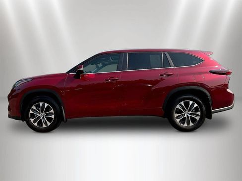 Used 2025 Toyota Highlander XLE FWD image 8