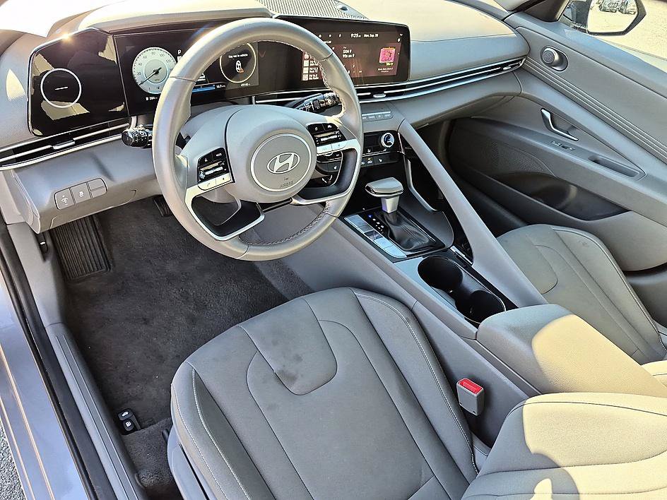 Used 2025 Hyundai Elantra SEL FWD image 15
