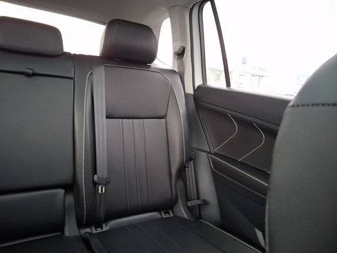 Used 2024 Volkswagen Tiguan SE w/ Panoramic Sunroof Package image 16