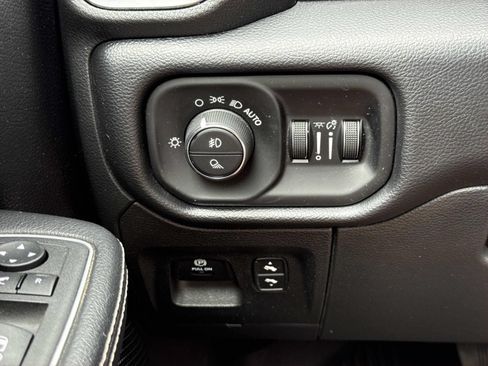 Used 2022 RAM 1500 Laramie AWD/4WD image 18
