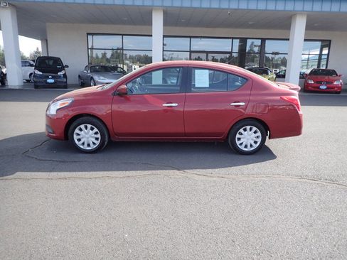 Used 2019 Nissan Versa SV image 2