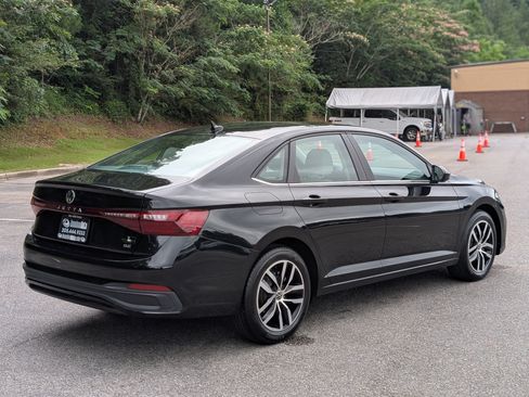 Used 2025 Volkswagen Jetta SE w/ Sunroof Package FWD image 9