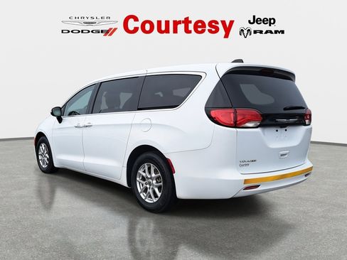 Used 2023 Chrysler Voyager LX image 7