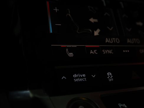 Used 2021 Audi e-tron Premium w/ Convenience Plus Package image 22