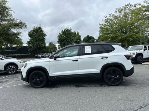 Used 2025 Volkswagen Taos SE image 2