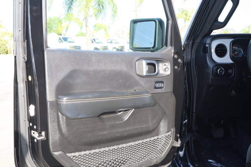Used 2024 Jeep Wrangler Unlimited Sahara AWD/4WD image 19