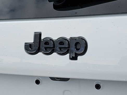 Used 2023 Jeep Cherokee Altitude Lux image 32