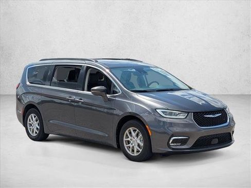 Used 2022 Chrysler Pacifica Touring-L FWD image 3