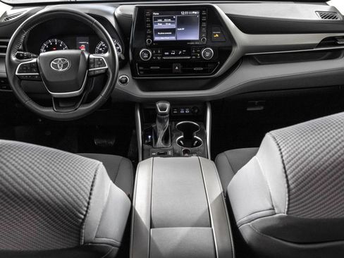 Used 2022 Toyota Highlander LE AWD/4WD image 23