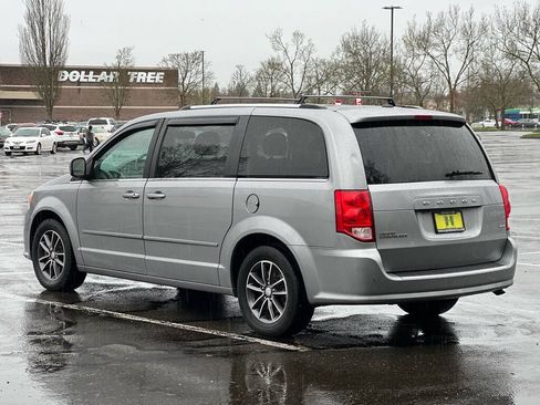 Used 2016 Dodge Grand Caravan SXT FWD image 3