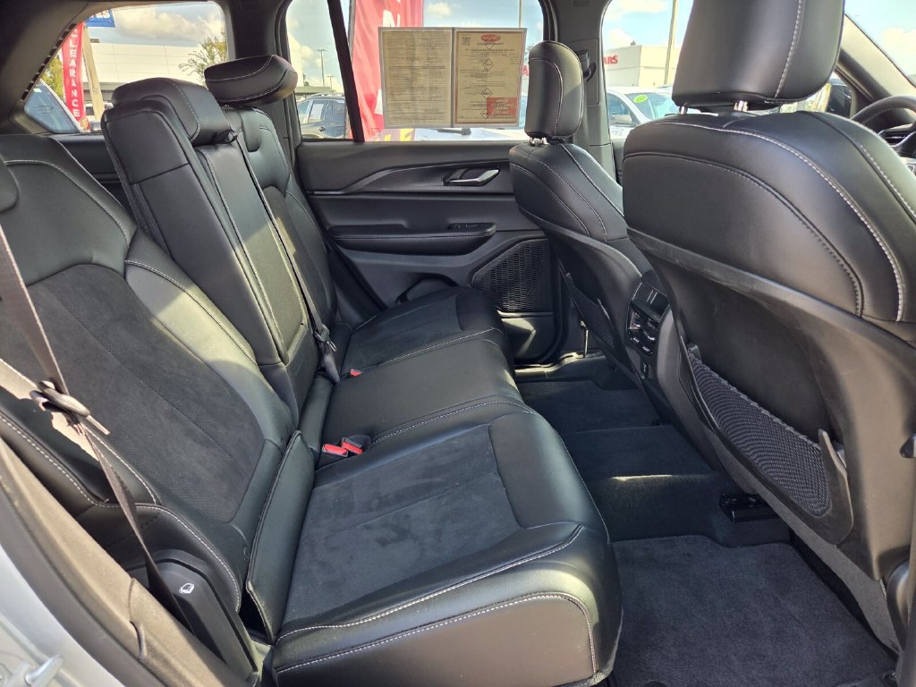 Used 2025 Jeep Grand Cherokee Altitude AWD/4WD image 16