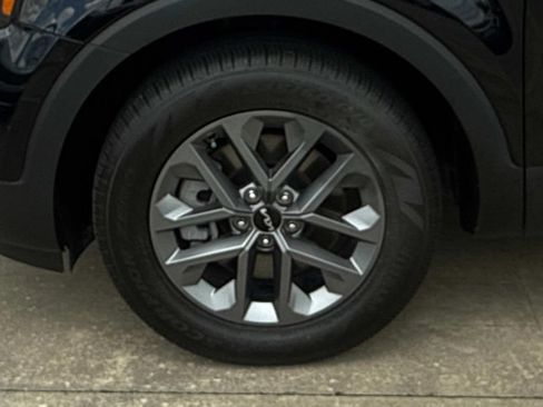 Used 2024 Kia Telluride LX FWD image 5