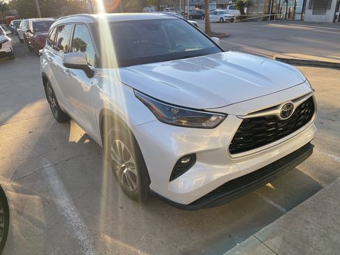 Used 2022 Toyota Highlander XLE image 3