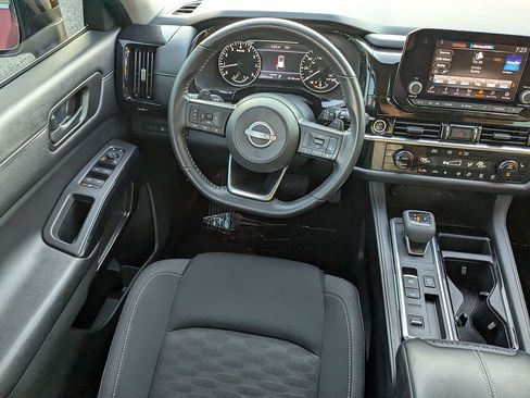 Used 2024 Nissan Pathfinder SV FWD image 17