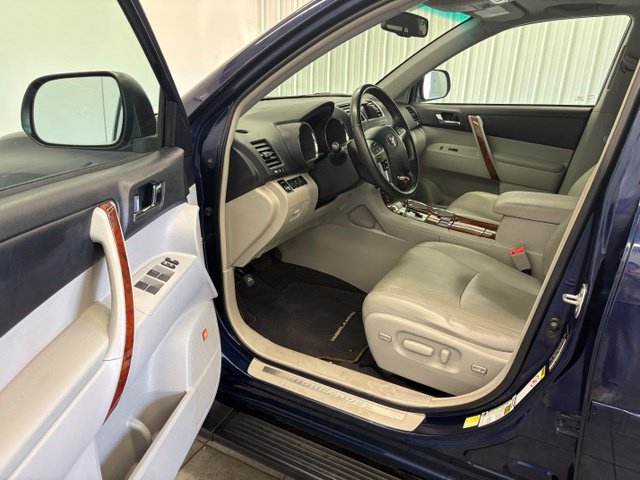 Used 2012 Toyota Highlander Limited w/ Tow Pkg FWD image 16