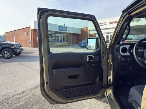 Used 2025 Jeep Wrangler Sport image 17