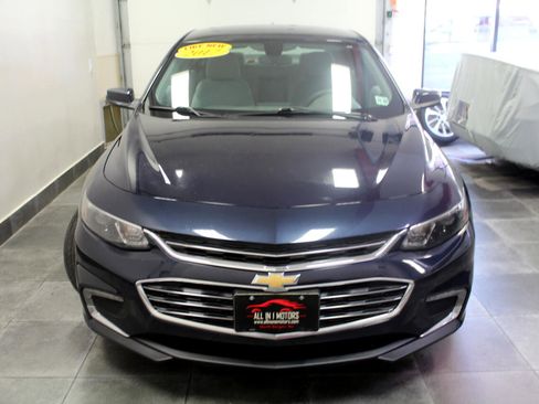 Used 2017 Chevrolet Malibu LT image 2