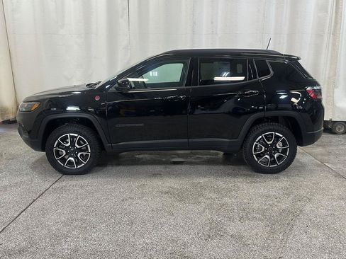Certified 2025 Jeep Compass Trailhawk AWD/4WD image 2